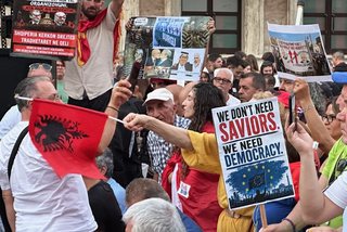 Iluzioni i shumicës së heshtur: beteja e vërtetë e Revolucionit të Flamingove