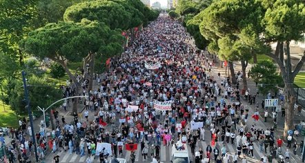 Bërni Sanders mbështet protestat në Shqipëri kundër resortit të lidhur me Xhared Kushner