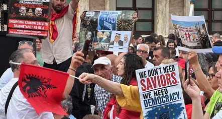 Iluzioni i shumicës së heshtur: beteja e vërtetë e Revolucionit të Flamingove