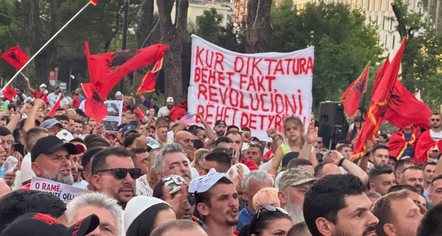 Çarjet që shembin sistemet: Pse ndryshimi demokratik duket i padukshëm derisa bëhet i pashmangshëm
