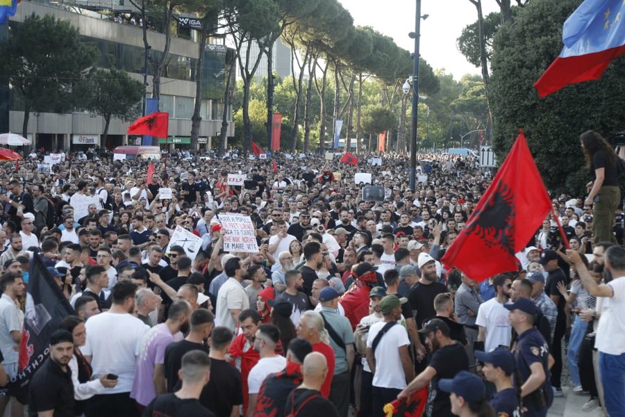 Thousands Protest for Third Consecutive Day Against Zv&euml;rnec Resort Project