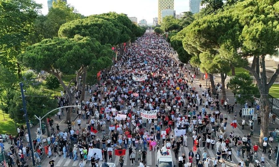 Bërni Sanders mbështet protestat në Shqipëri kundër