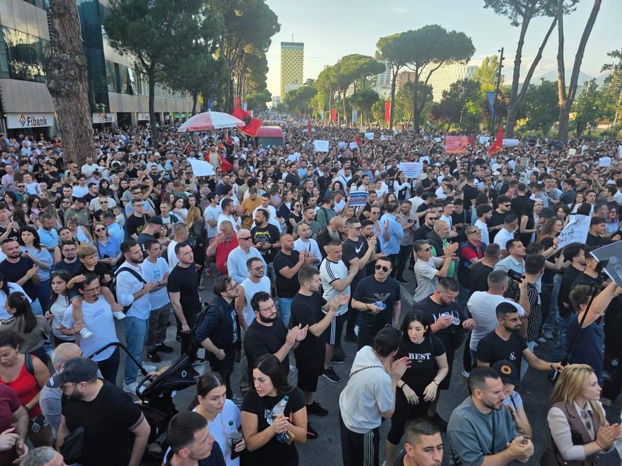 Kur proteston shtresa që financon shtetin