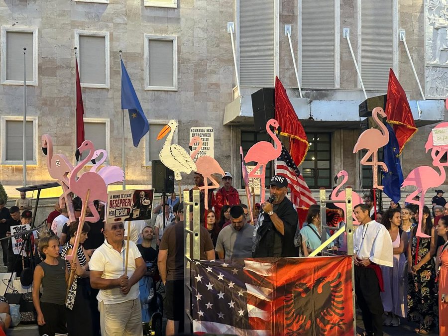 Demokracia nuk &euml;sht&euml; llotari. Pse shoq&euml;rit&euml; e