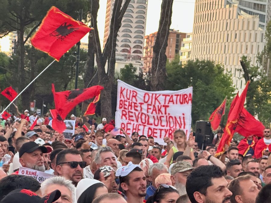 &Ccedil;arjet q&euml; shembin sistemet: Pse ndryshimi demokratik duket i