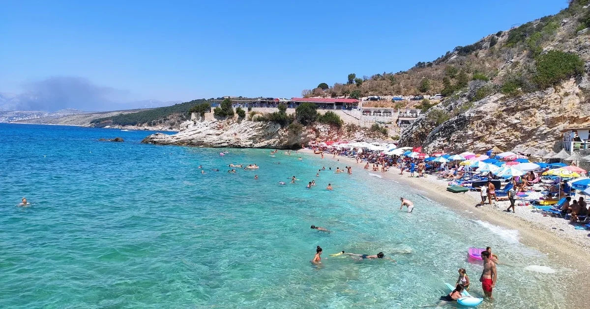 Hordhitë e plaçkitësve i lëshohen Pasqyrave në Sarandë  Banorët e fshatit Manastir në terror  Po na rrëmbejnë pronat për fshat turistik