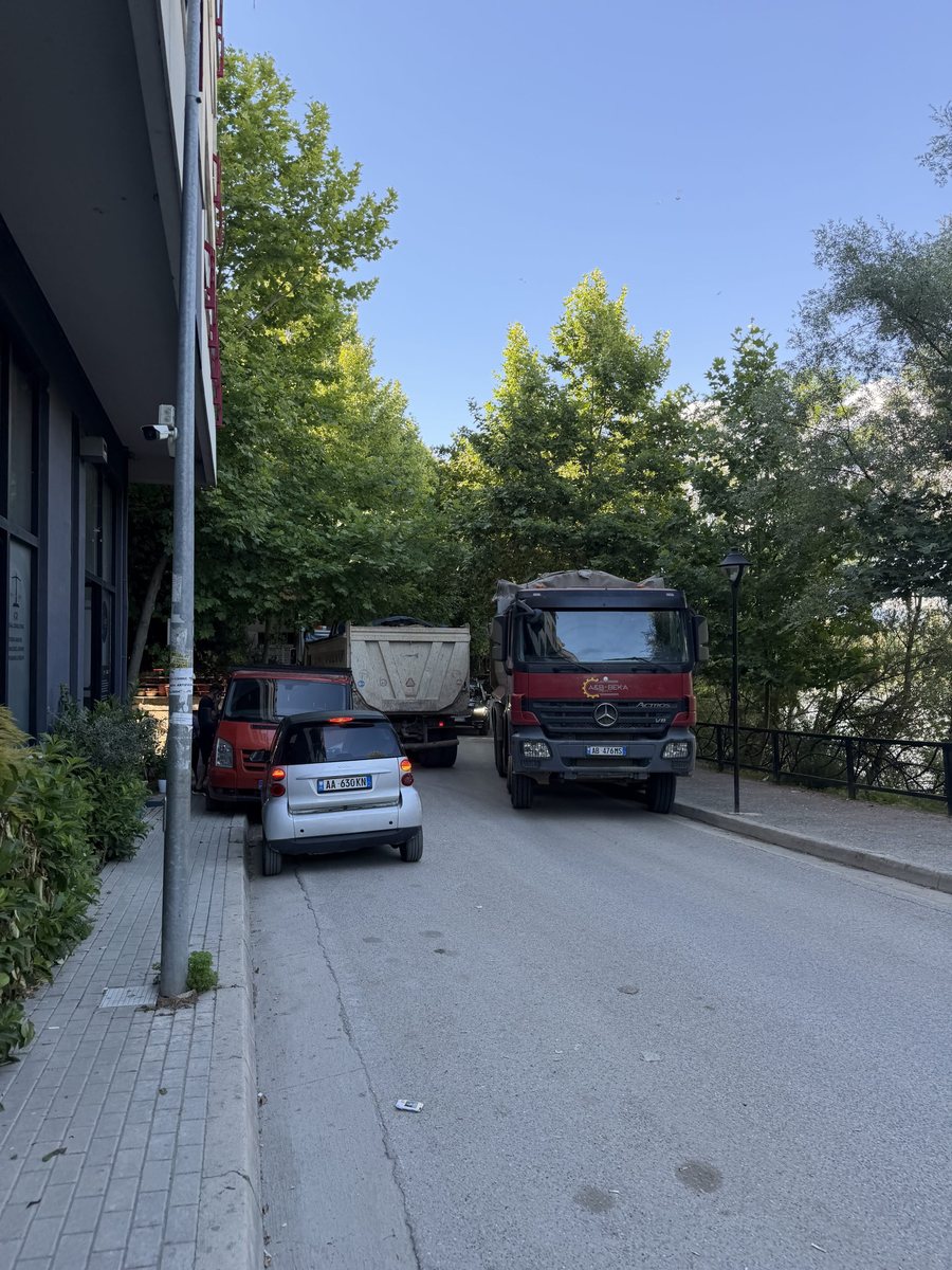 Rrafshimi i kodrave me ullishte për pallate, si po u nxihet jeta çdo