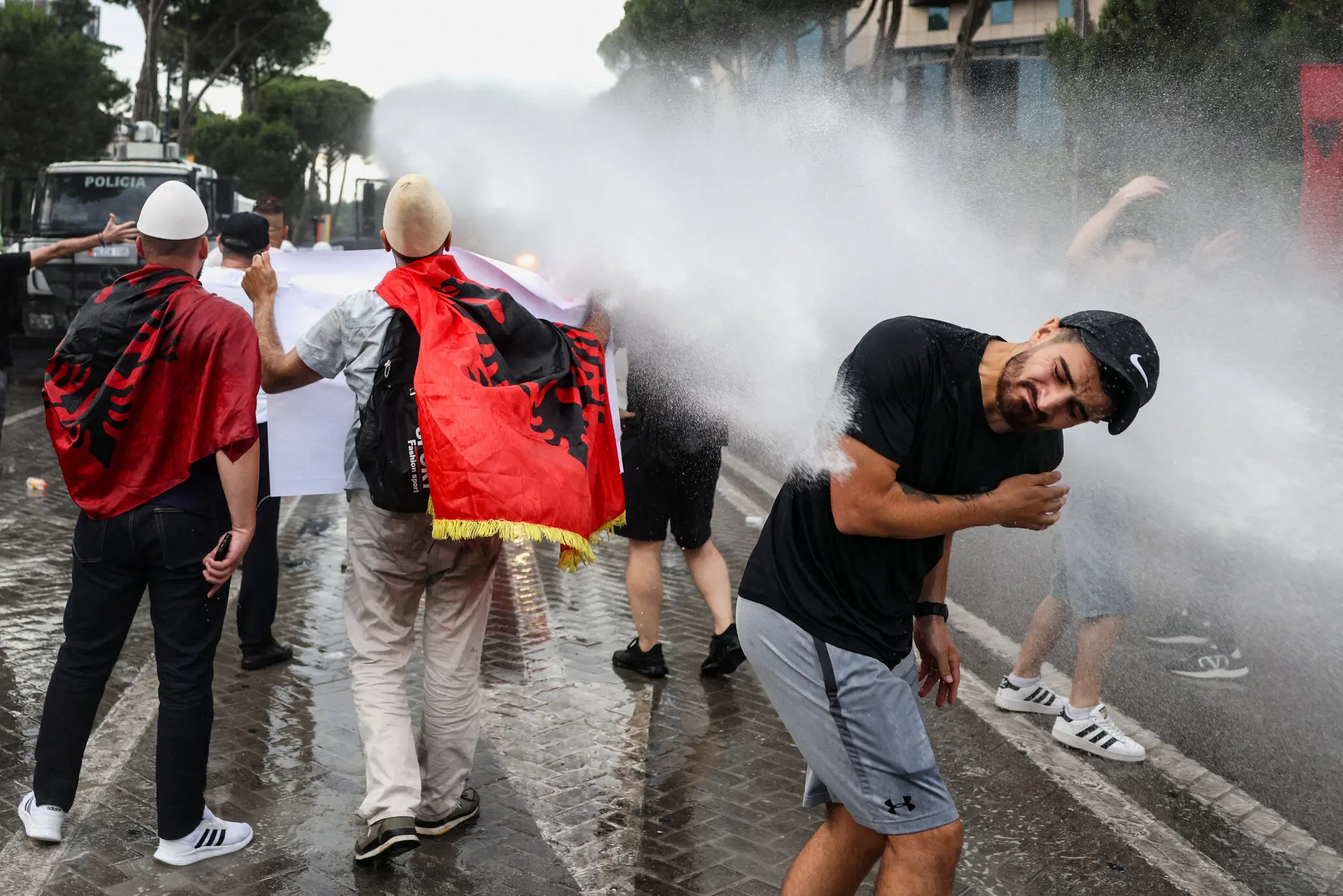 NYTimes: Shqiptar&euml;t n&euml; revolt&euml; kund&euml;r kast&euml;s politike,