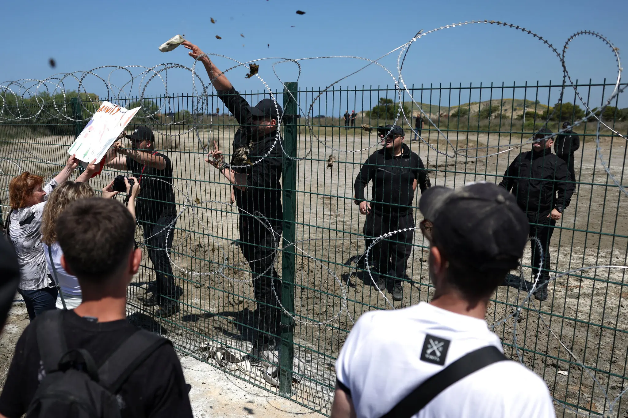 NYTimes: Shqiptar&euml;t n&euml; revolt&euml; kund&euml;r kast&euml;s politike,