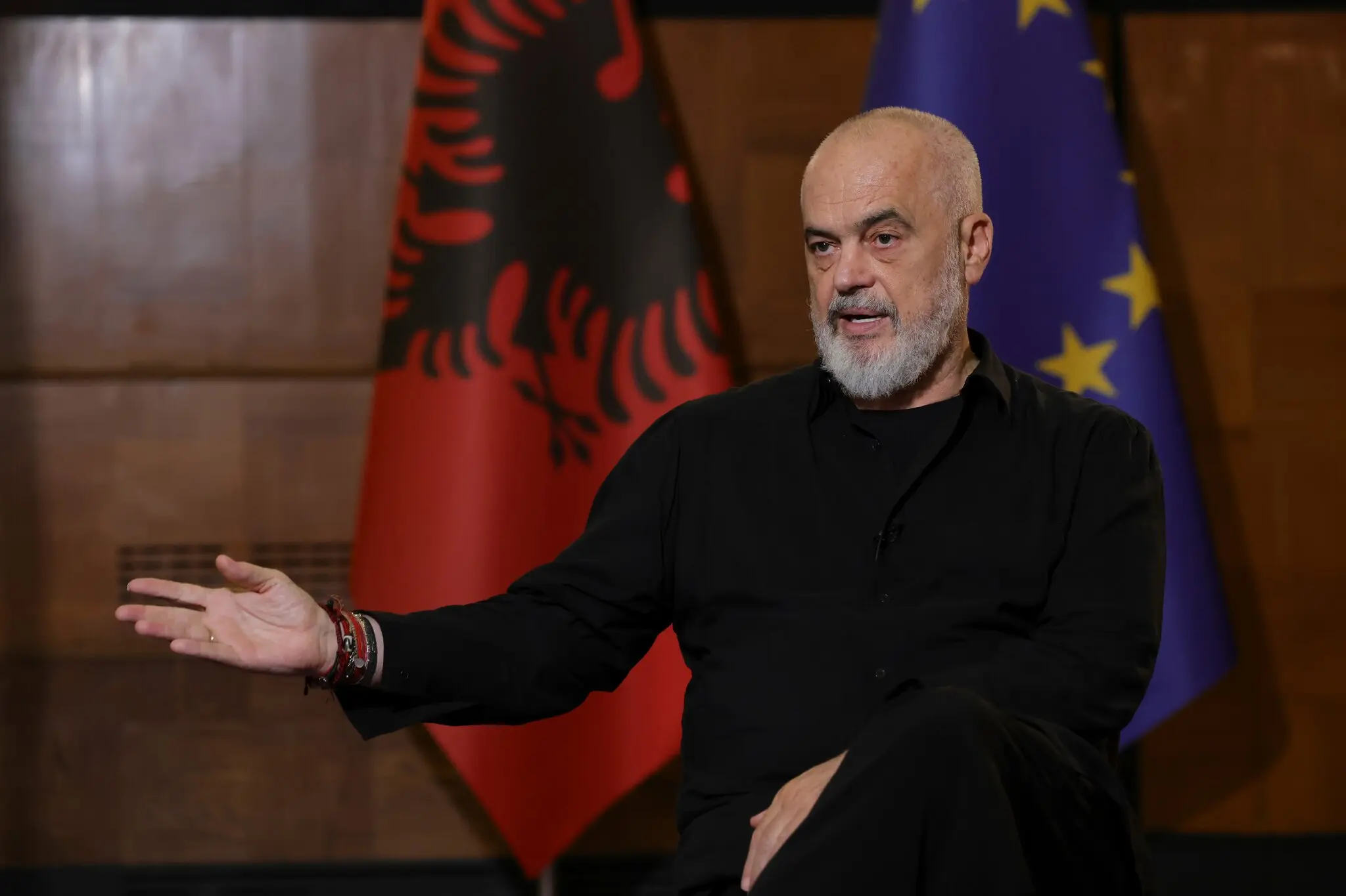 NYTimes: Shqiptar&euml;t n&euml; revolt&euml; kund&euml;r kast&euml;s politike,