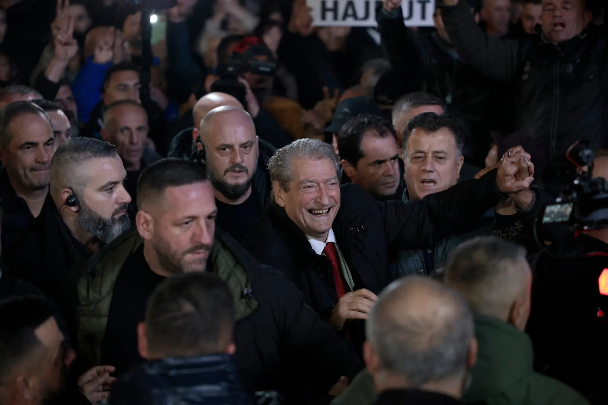 NYTimes: Shqiptar&euml;t n&euml; revolt&euml; kund&euml;r kast&euml;s politike,