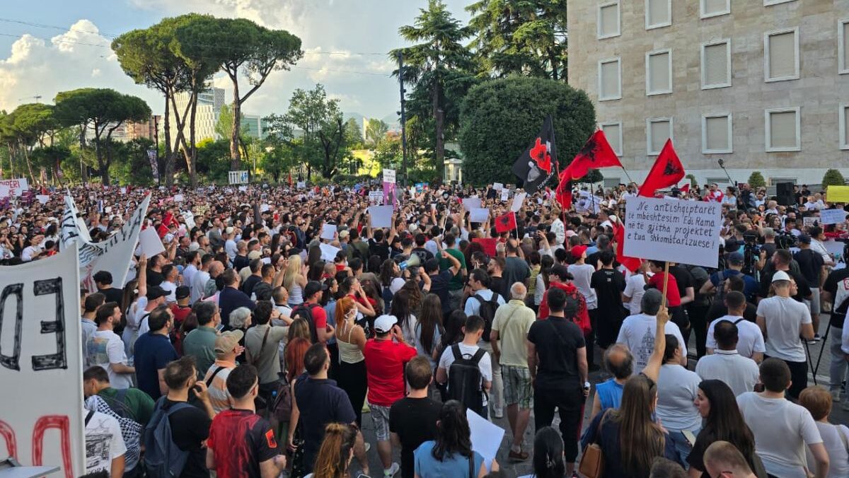 Protestuesit akuzojn&euml; policin&euml; p&euml;r &ldquo;taktika