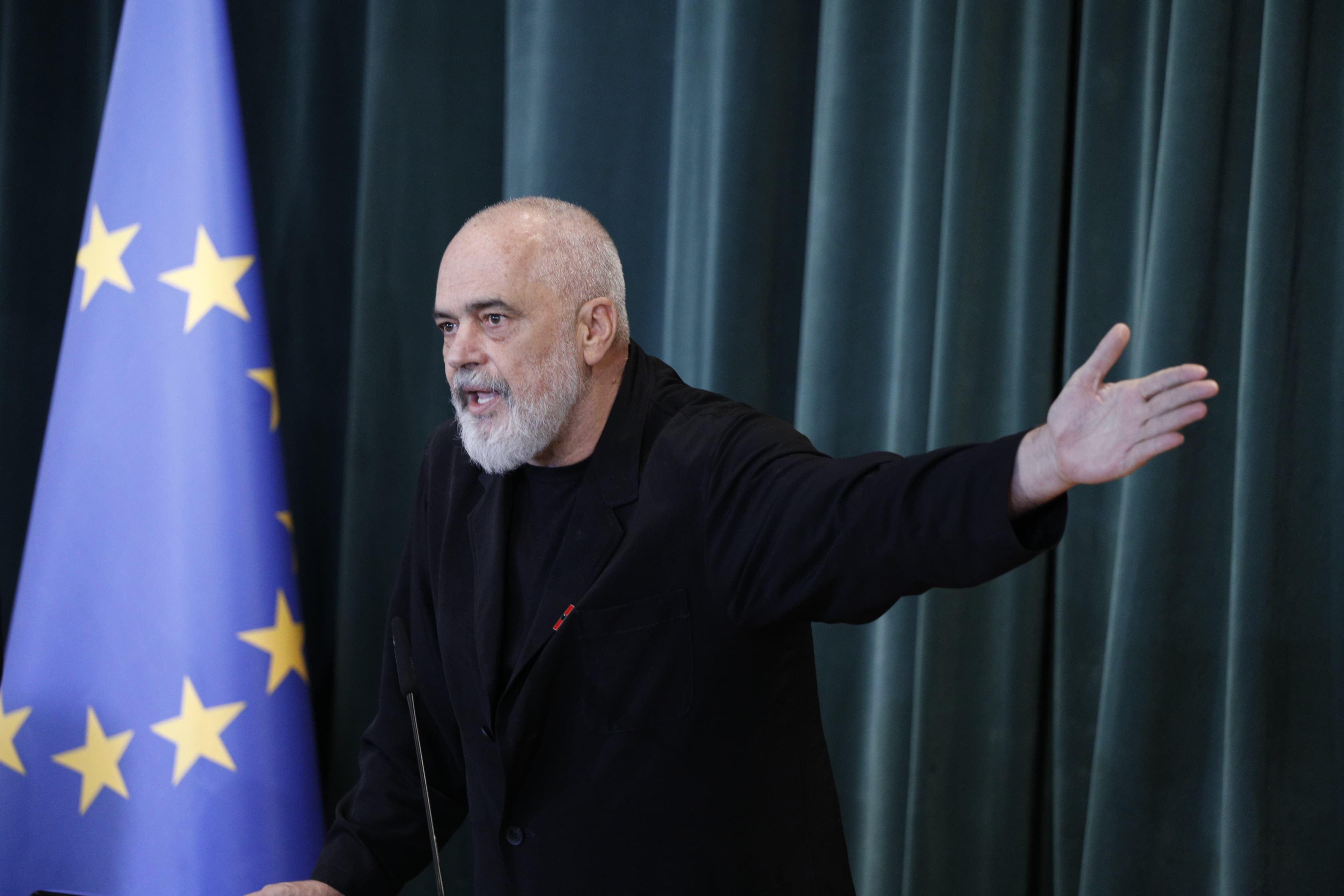 "Parat&euml; e investitor&euml;ve jan&euml; t&euml; pastra" Si e