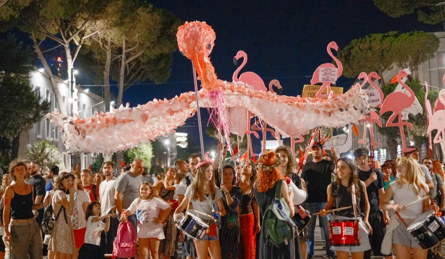 Fronti digjital i &ldquo;Revolucionit t&euml; Flamingove&rdquo;