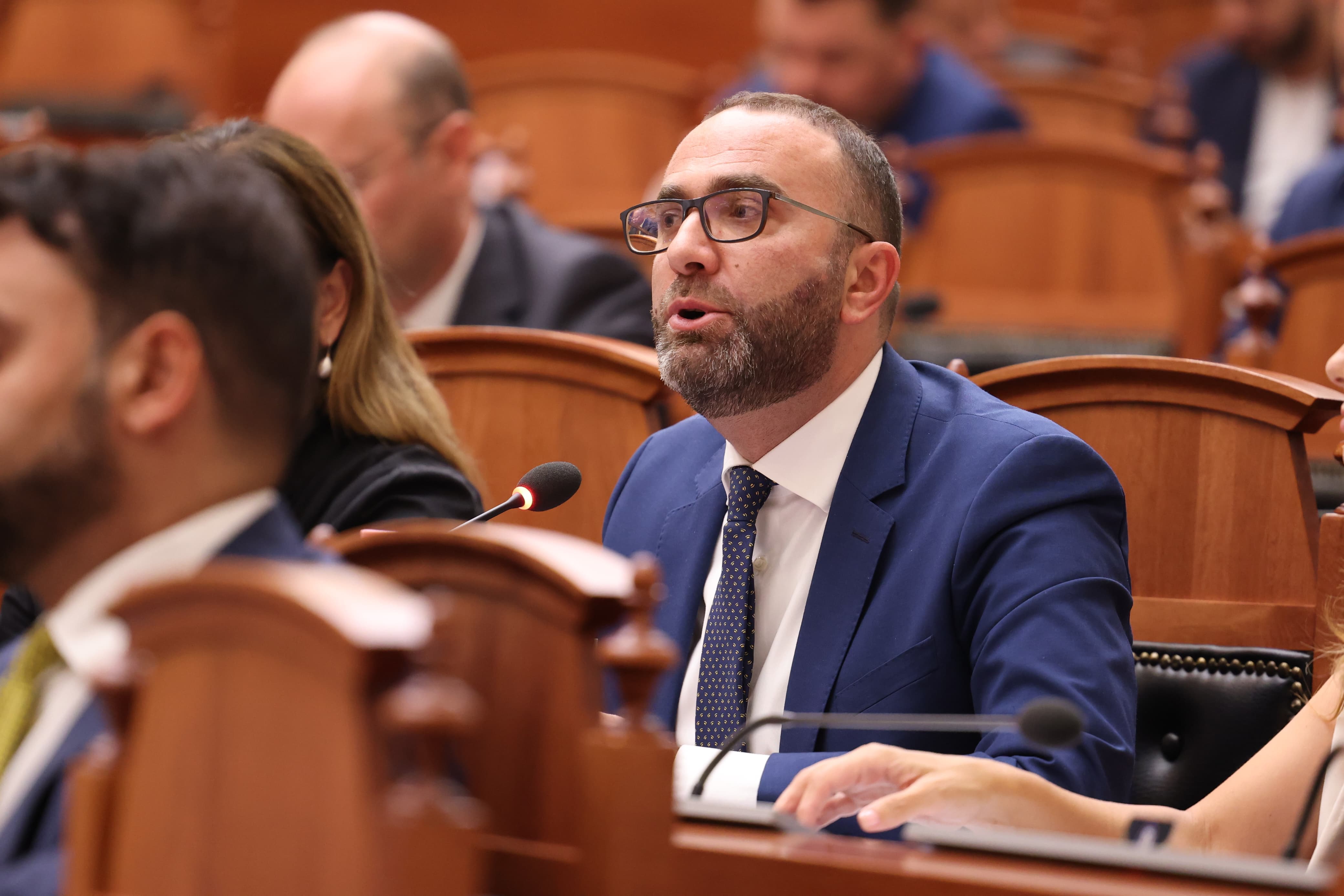 Rama premton &ldquo;reflektim&rdquo;, por mbron ligjin q&euml; i duhet projektit
