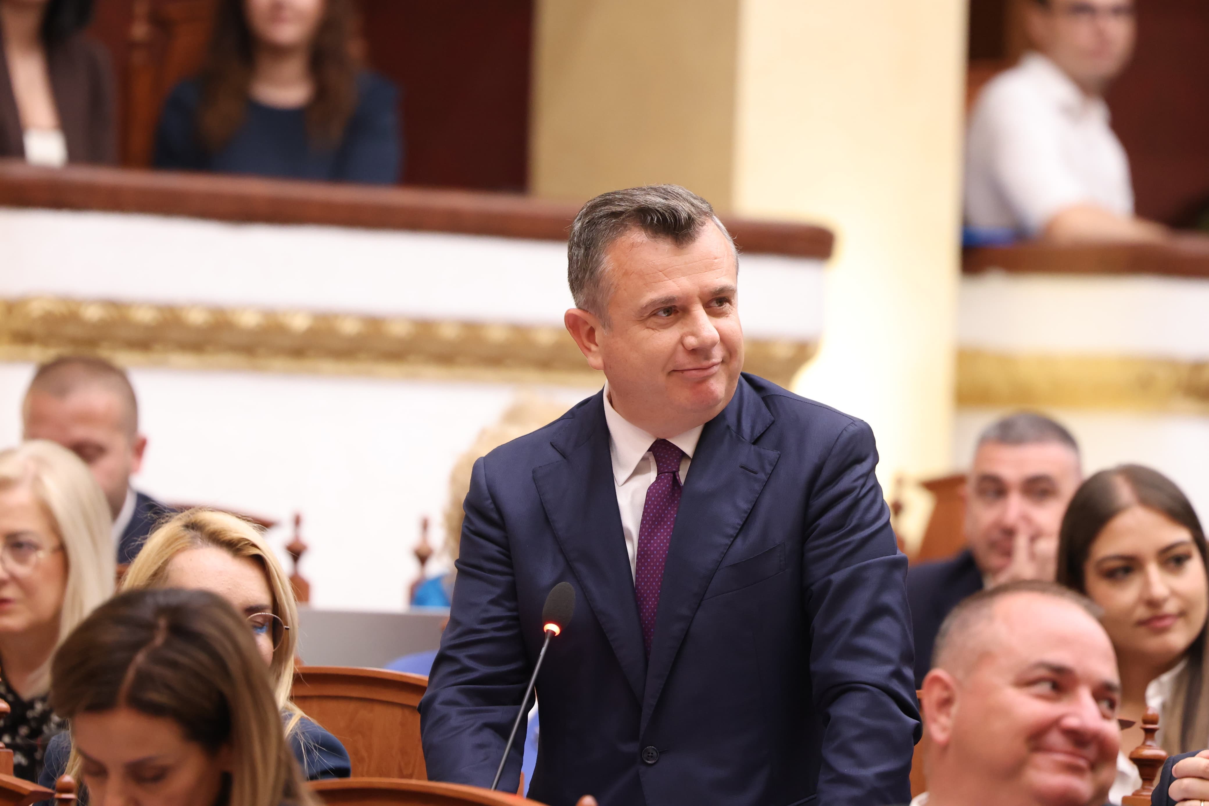Rama premton &ldquo;reflektim&rdquo;, por mbron ligjin q&euml; i duhet projektit