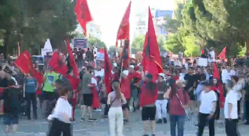 protesta ne tirane zberneci