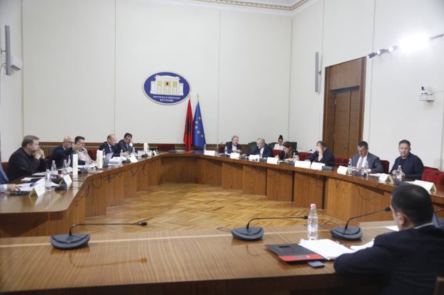 Sherr te Komisioni i &lsquo;Zgjedhores&rsquo;, Manja i kthehet ashp&euml;r