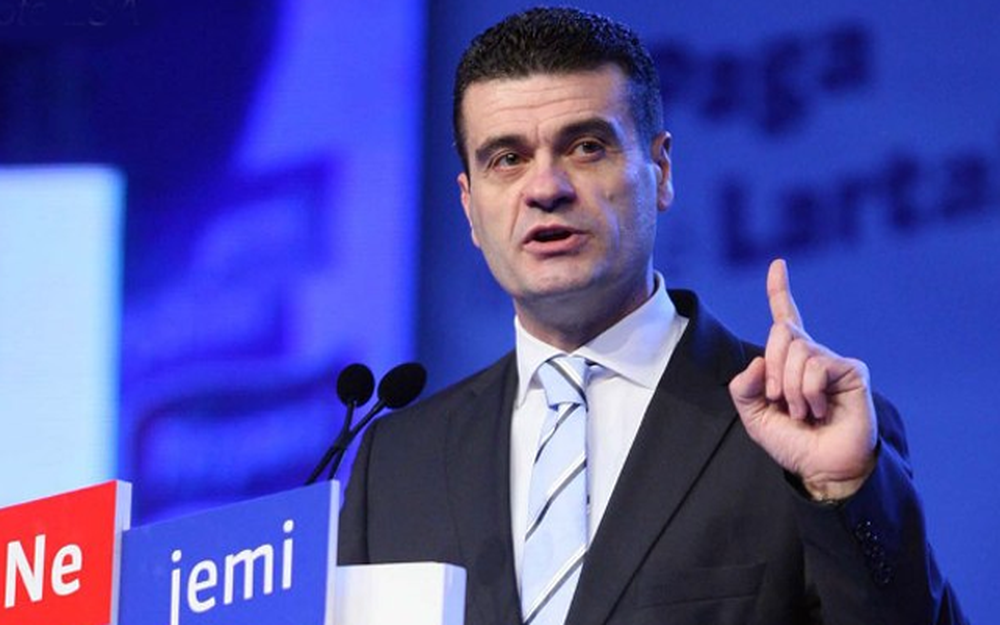 Me k&euml;mb&euml;n e mbrapsht&euml;