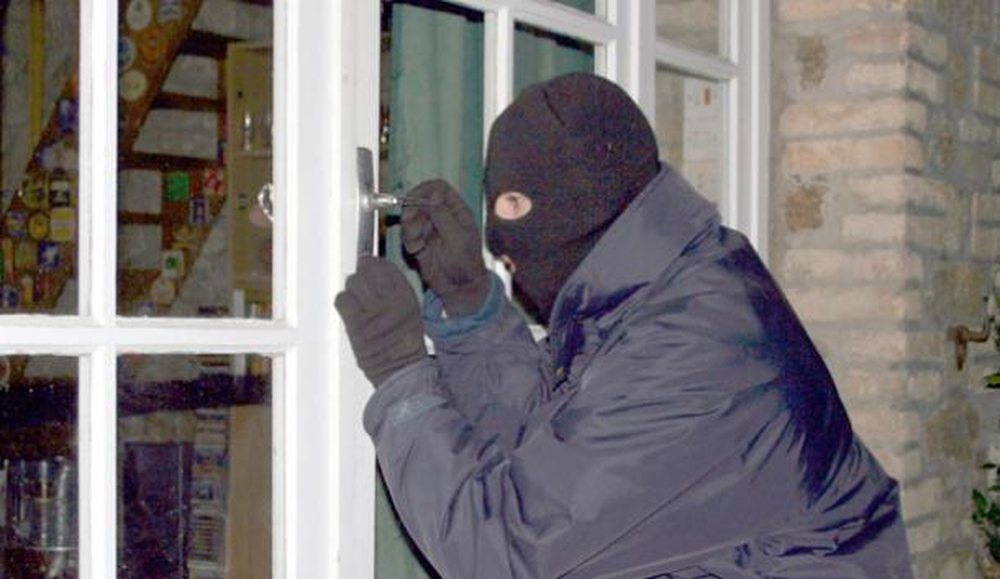 Arrestohet 37-vje&ccedil;ari, vidhte shuma parash n&euml;  farmacit&euml; e