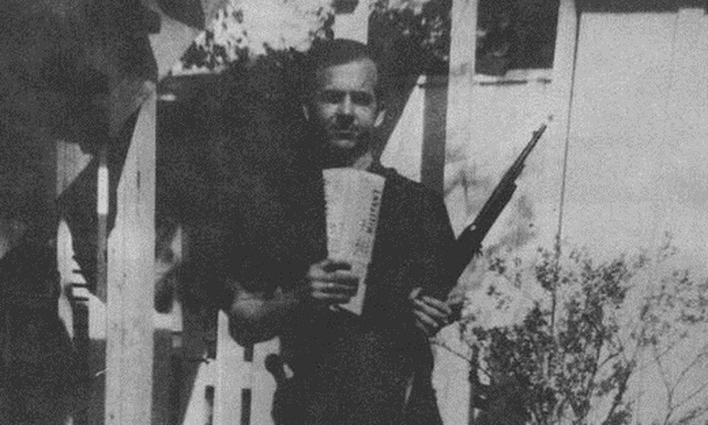 E v&euml;rteta e fotos s&euml; Osvald me arm&euml;n q&euml; vrau Kenedin