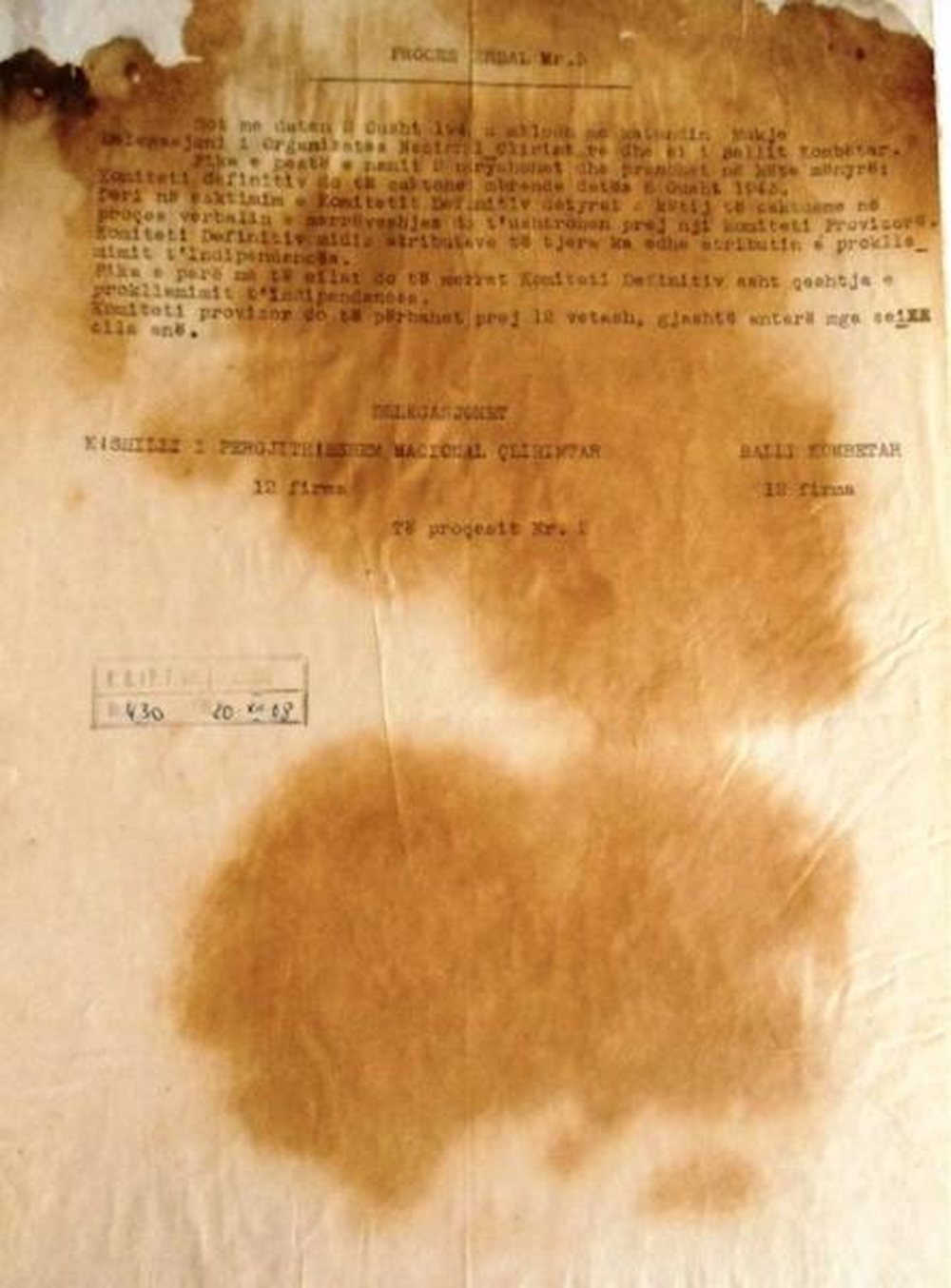 Historiani Romeo Gurakuqi publikon faksimilen e marr&euml;veshjes s&euml; Mukjes