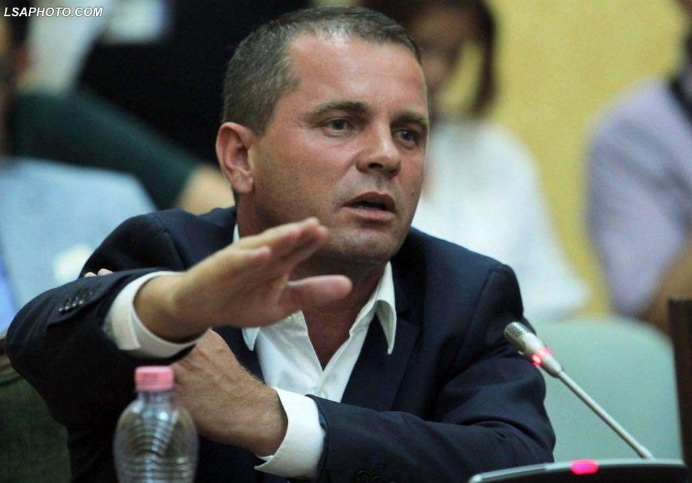 Q&euml;lloi me arm&euml; drejt makin&euml;s s&euml; Armando Prenga 1 vit m&euml;