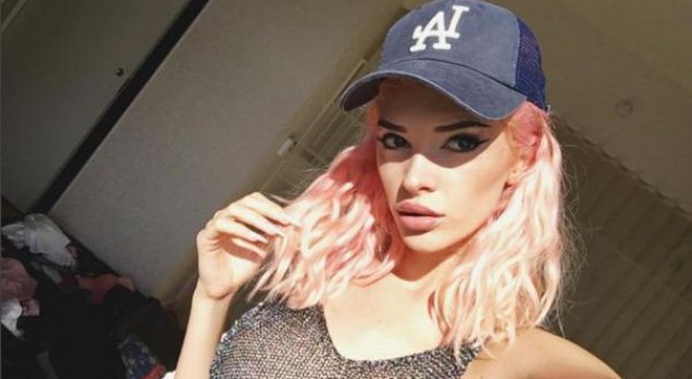 Era Istrefi zbulon gjoksin n&euml; Los Anxhelos (FOTO)