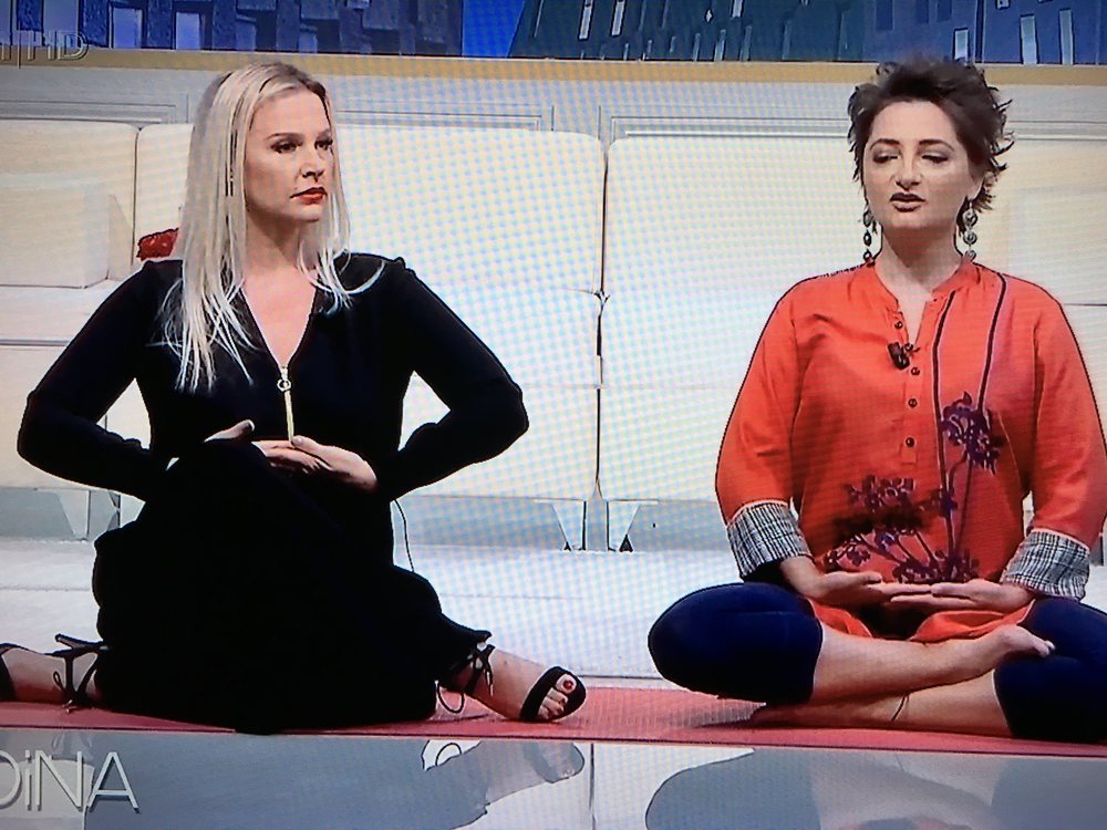 Rudina Magjistari b&euml;n yoga n&euml; studio: Kalu&ccedil;in