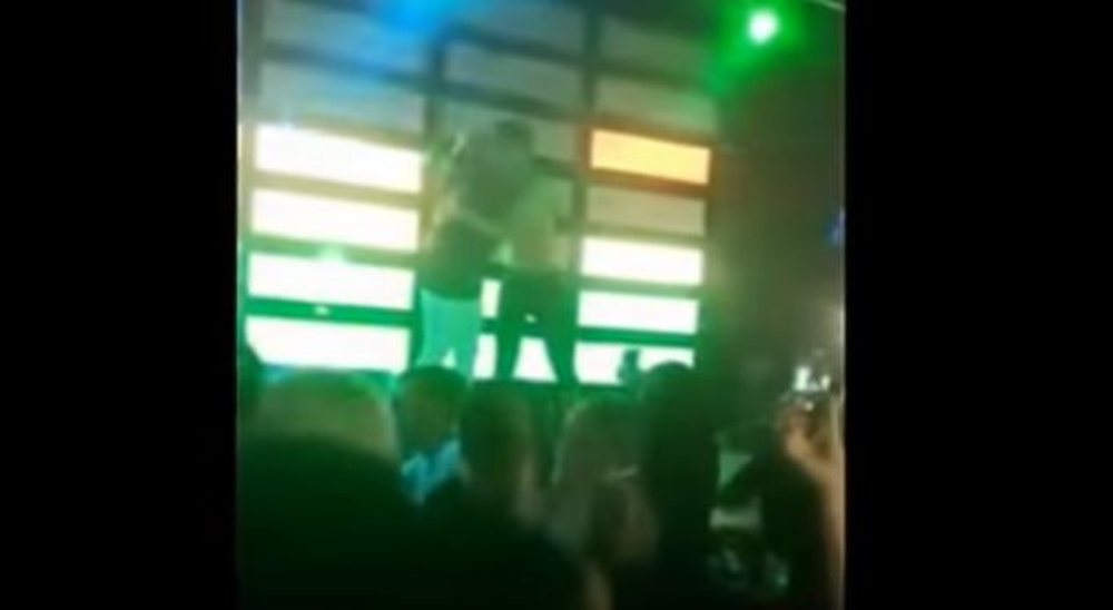 Enca zhvesh fansin, i f&euml;rkon vithet e saj n&euml; organin e tij gjenital