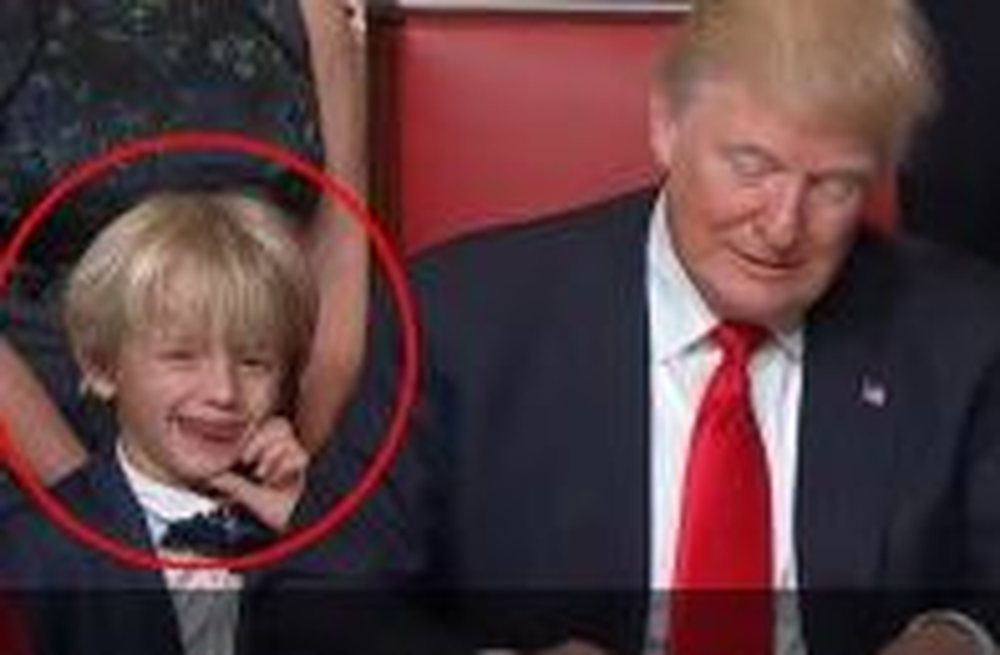 Foto/ Nipi vjedh v&euml;mendjen fotograf&euml;ve nga Trump (Ku &euml;sht&euml;