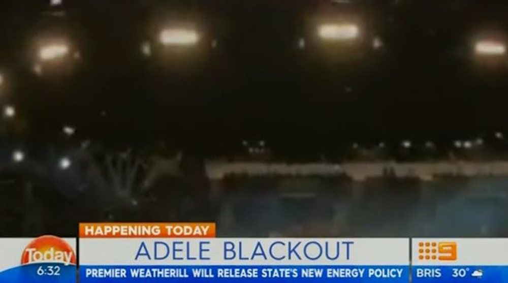 Adele tregon barcaleta pas n&euml;rprerjes s&euml; dritave n&euml; koncert
