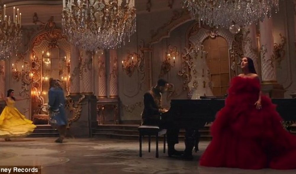 "E bukura dhe Bisha" sjell s&euml;bashku Ariana Grande dhe John Legend