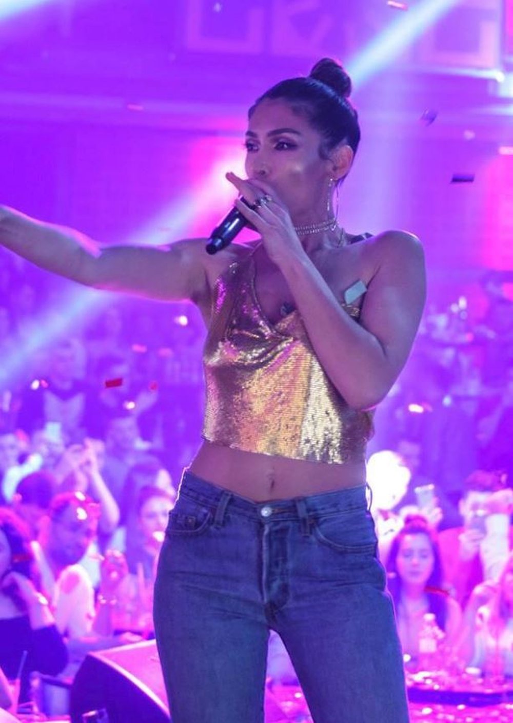 Nores i ndodh incident, i bie bluza gjat&euml; performanc&euml;s!(Video)