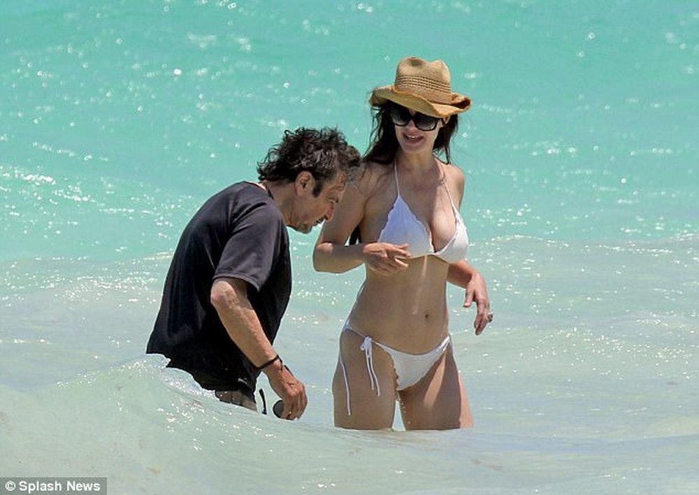 Al Pacino kapet mat duke u puthur me t&euml; dashur&euml;n 39 vite m&euml;