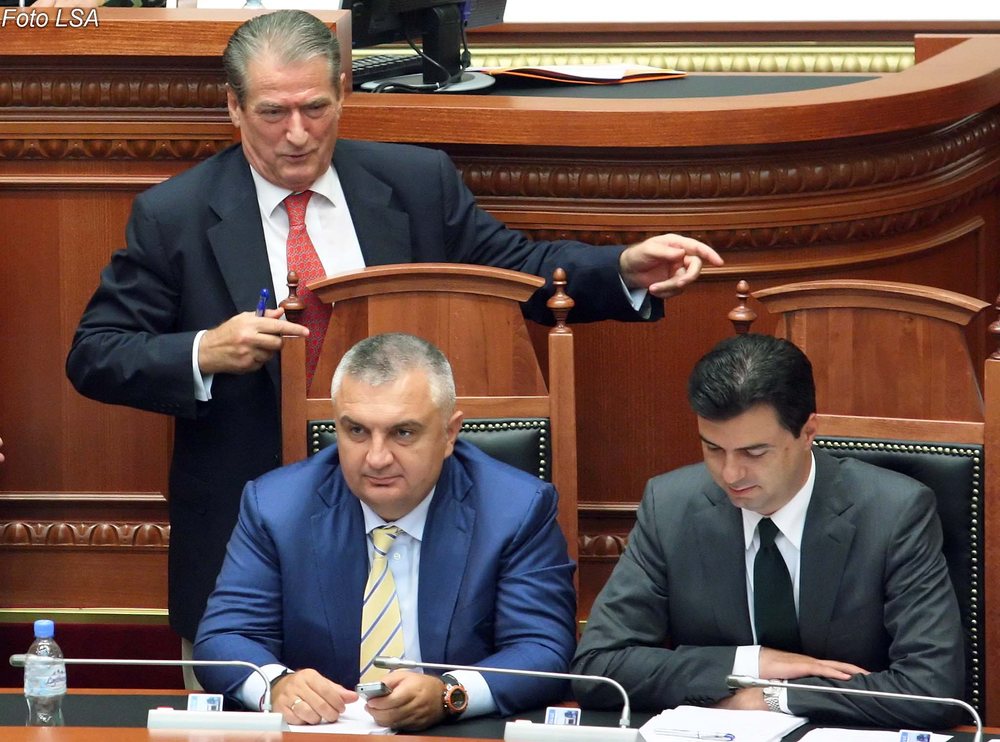 Basha ironi: Sulmi barbar i Berish&euml;s q&euml; sht&euml;pia e liris&euml;