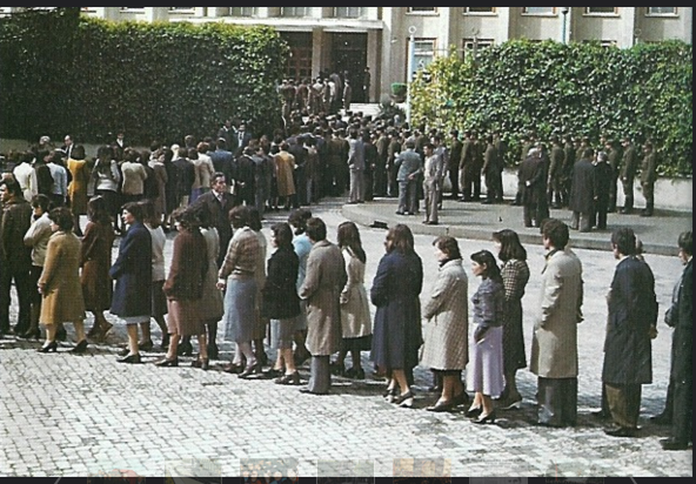 Dalin fotot nga zhvarrosja e Enver Hoxh&euml;s n&euml; vitin 1992