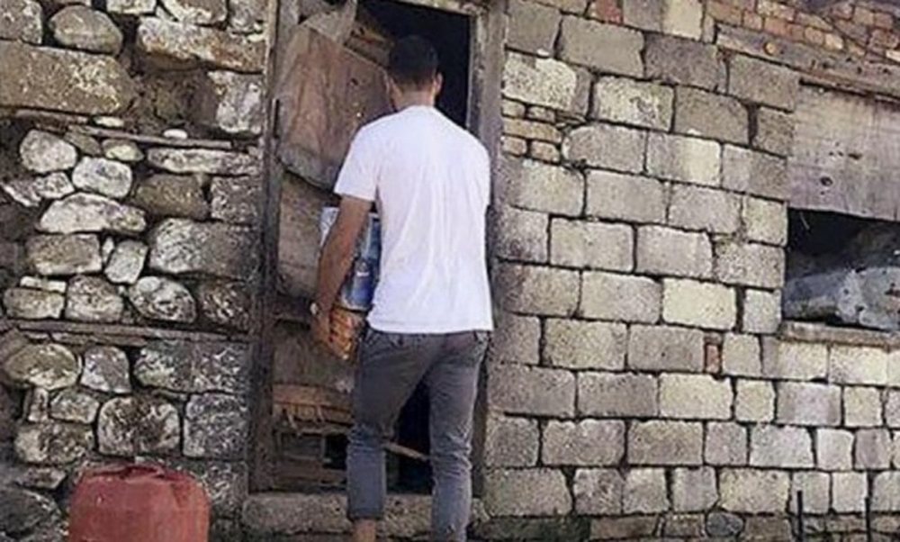 FOTO/ Shok&euml;t n&euml; plazh, Mavraj nd&euml;rton sht&euml;pi p&euml;r