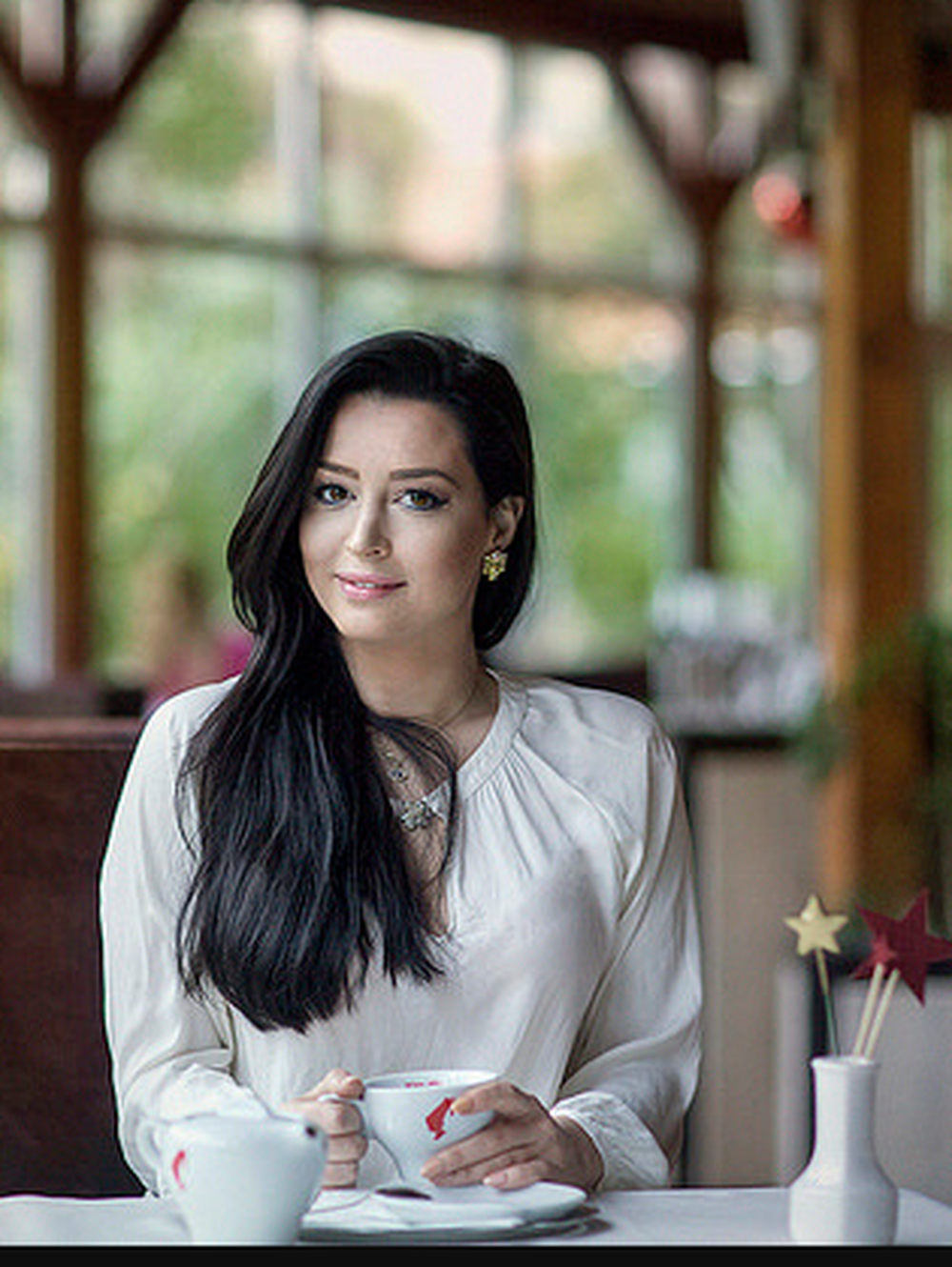 Laura Vorpsi b&euml;het n&euml;n&euml; (foto)