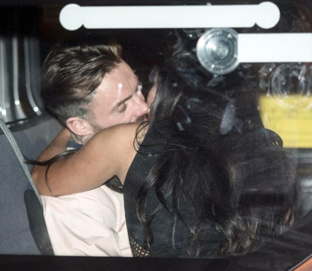 Marnie Simpson nis k&euml;rkimin e mashkullit ideal, duke puthur kush ti