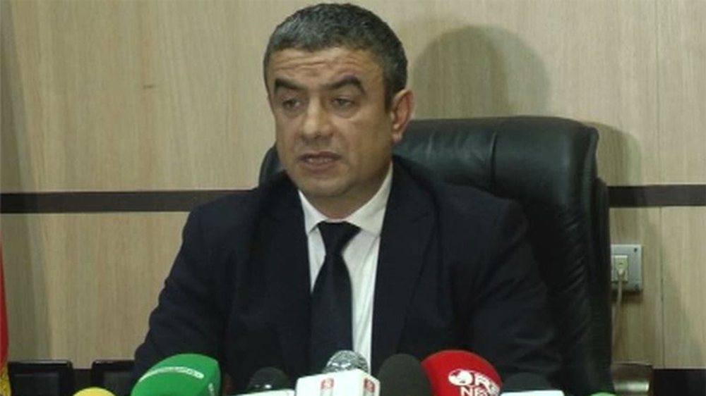 Emri i Artan Cukut, i shkruar n&euml; &ccedil;do faqe muri t&euml; qelis&euml;