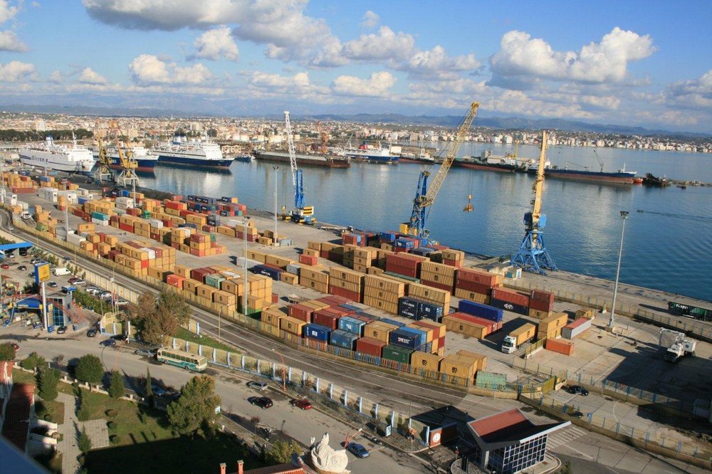 Moti i keq, paralizohet puna n&euml; portin e Durr&euml;sit