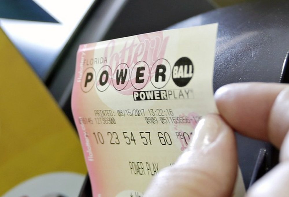 M&euml; i madhi n&euml; historin&euml; e Powerball, fituesi rr&euml;mben
