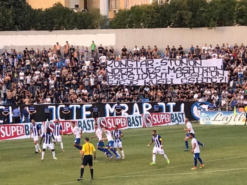 FOTO/ &ldquo;Fanatiksat&rdquo; kthehen n&euml; stadium me parulla pikante