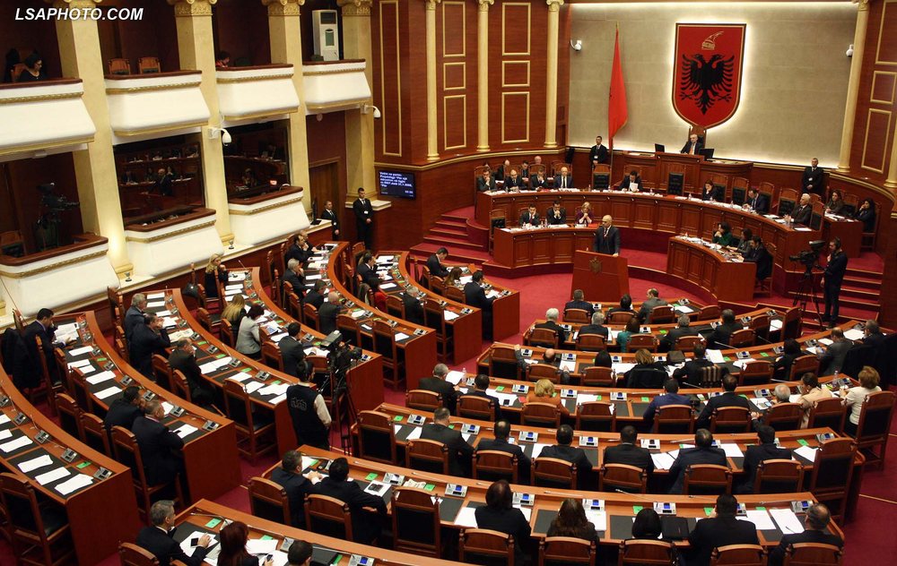 Ru&ccedil;i mbyll p&euml;r sot seanc&euml;n. K&euml;rkon largimin e Nok&euml;s,