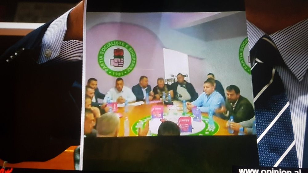Basha denoncon me foto dhe emra: &ldquo;Bos&euml;t&rdquo; e Shijakut q&euml;
