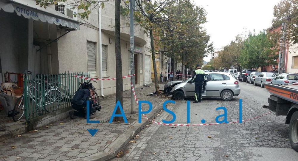 FOTO/ Makina p&euml;rplas p&euml;r vdekje kalimtarin n&euml; rrug&euml;n Hoxha