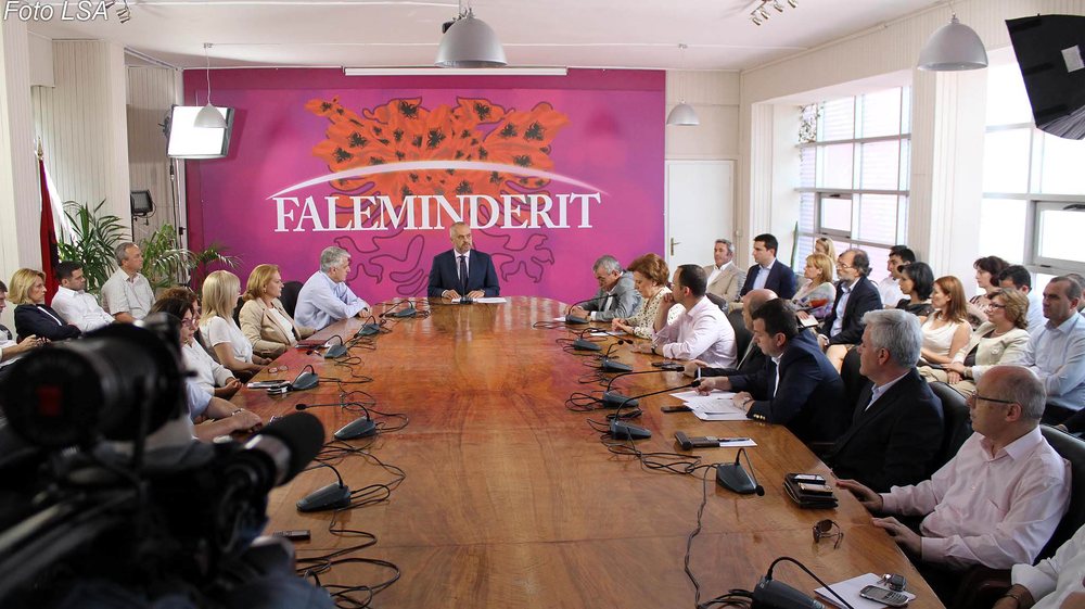 Pak minuta para votimit t&euml; 'Tahirit' n&euml; Kuvend, Rama mbledh