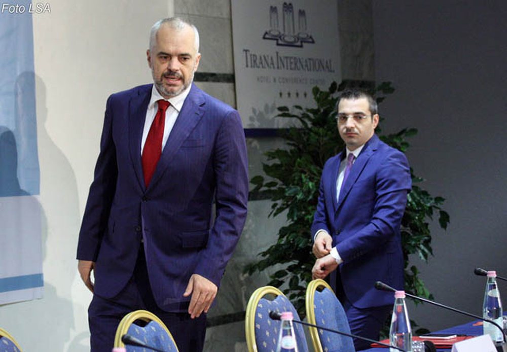 Rama vendos t&euml; dal&euml; n&euml; publik, u "fsheh" pas
