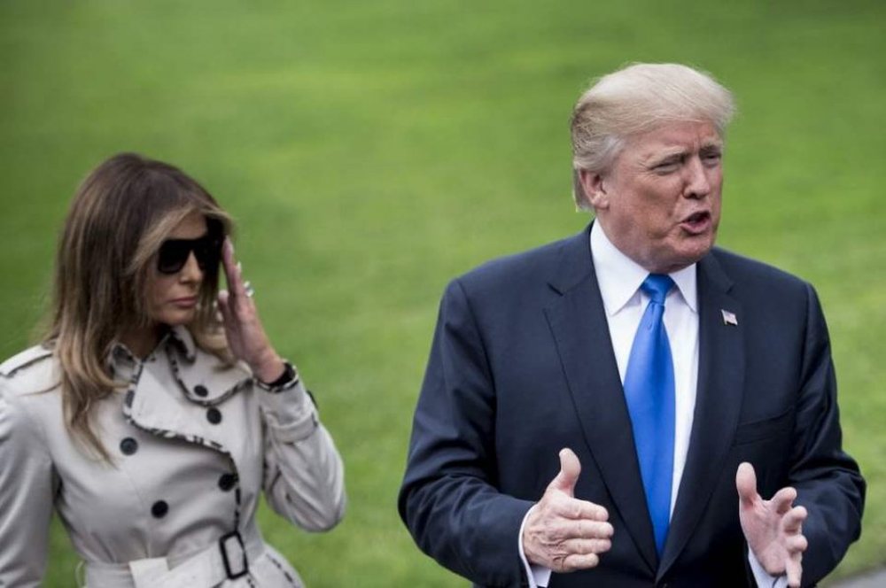 (FOTO) Kush po e shoq&euml;ron presidentin Trump, Melania apo nj&euml; sozi e